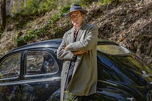 El creador de las mejores miniseries de Netflix hace un exquisito thriller noir con un mítico personaje y al fin se puede ver en streaming
