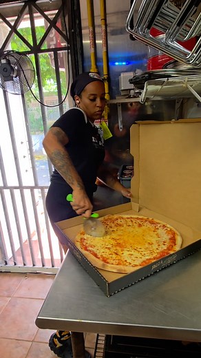 MIERCOLEEEEES🔥🔥 LARGE QUESO O PEPPERONI$13 Oferta solo delivery o carry out🚗 Antes de que hablen, la pizza era para el anuncio😏 se la comieron los empleados🧏🏾‍♀️✌🏾 | Explotion Pizza