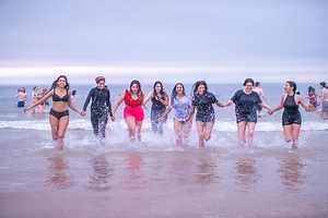 Hundreds of students take part in traditional Gaudie and May Dip