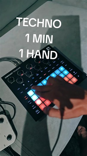 Techno 1 Minute 1 Hand: Novation Circuit Dawless Electronic Music