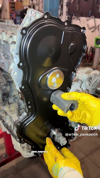 Renault 1.6 dCi R9M - Closing the Engine! Oil Pan, Front Cover and Seal Installation | Part 4 • We continue rebuilding the Renault 1.6 dCi R9M diesel engine after timing chain stretching and failure. In the previous episodes, we dismantled the engine, discovered damage to the valve train, repaired the cylinder head and installed the timing chains and their components. Now it is time to close the engine and assemble what is commonly called the engine short block or bottom-end assembly. • In this 