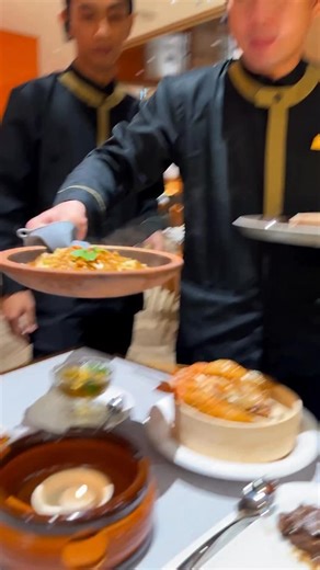 Bro! Leten Dimsum makanan nya enak-enak bro! Btw kalau kalian ada nampak promo code, kalaian boleh dapat Stir fried sliced chicken with screw chilli in claypot 50% off!! Kalian tunjuk ke cashier aja ya bro! @parathaileten | Rio makan