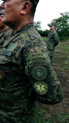 𝓦𝓐𝓣𝓒𝓗 | INDEPENDENCE DAY AVP TRIBUTE Sa oras ng pahinga, sila’y naninindigan — Di matahimik ang puso sa panatang sinumpaan. Habang ang iba’y nag-aalangan lumaban, May laang-kawal na handang ialay ang buhay sa bayan. Ang kalayaang tinubos ng pawis at dugo ng mga bayani, Kanilang inaaruga laban sa anumang pang-aapi. Tahimik man ang hakbang, matatag ang paninindigan — Sa puso nila nasasalamin ang tunay na diwa ng kalayaan. #ArawNgKalayaan | Reserve Command, Philippine Army