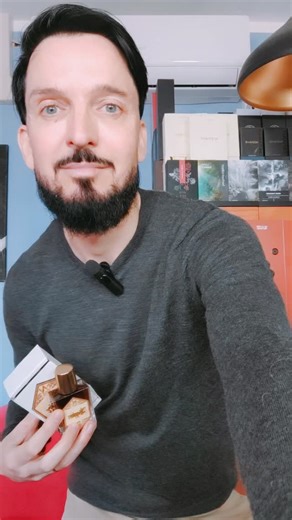 Miguel Caballero 🇮🇹🇪🇸🇲🇫🇬🇧🇵🇹🇦🇩 on Instagram: "Sapphire : L'Oxymore Olfactif Au premier regard, le flacon de Sapphire intrigue par son étiquette en bois gravé, évoquant un artisanat brut, presque païen. Le nom suggère la froideur minérale d'une pierre précieuse bleue, mais le jus, d'un ambre profond, promet tout l'inverse : une chaleur incandescente. C'est précisément là que réside le génie de cette composition. L'Envolée : Le Feu Glacé Le parfum s'ouvre sur un safran impérial, traité