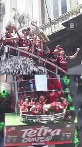 TAÇA QUEBRADA! TEM FITA CREPE NO TROFÉU DE CAMPEÃO DA LIBERTADORES DO FLAMENGO! 😂🤕🏆 #shorts