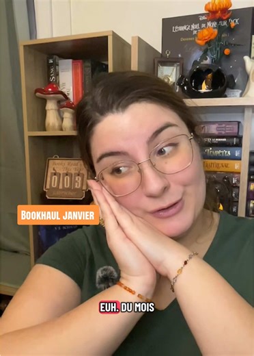 4 livres dans la p.a.l en ce mois de janvier 2026 😁🤩 Nous avons : ⚔️Fantasy ⚔️• ♥️Romantasy ⚔️ • 👻 Strange / Chelou 🤪 • Quand vient la sorcière de Tkingfisher chez @Verso, un label du Seuil • Celui qui hantait le manoir de Damien Galisson chez les éditions sarbacane • Le cri soleil de Siècle Vaelban chez @Big Bang • Le chevalier et la phalène de @Rachel Gillig chez @DeSaxus Penses à liker , commenter, enregistrer 🙏🏻😊 stp #fantasybooktok #bookhaul #pal #newbook #bookshopping