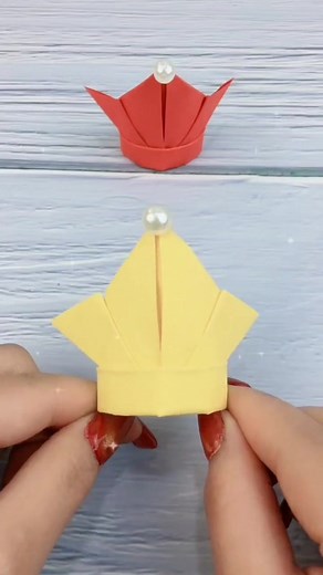 Diy paper crowns #fbreels #reelsfb #akashacrafts #papercrafts #papercraft #artsandcrafts #DIY | Akasha Crafts