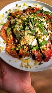 Herfst = vijgenseizoen! En deze vijgencarpaccio met burrata en pistache laat je verse vijgen pas echt shinen ✨ Bekijk het recept in de comments. | Allerhande
