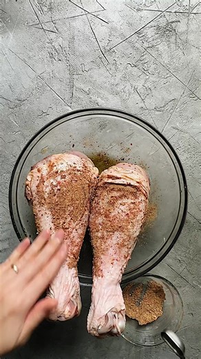 Slow roasted meals feel like a warm hug during this time of year. Warm up your family this winter with Omnivore's Cookbook's Slow Roasted Turkey Legs. With the help of Reynolds Wrap Heavy Duty Foil, this recipe is guaranteed to keep your family warm and full during the holiday season ❄️ 💙 🎥: Omnivore's Cookbook | Reynolds Brands