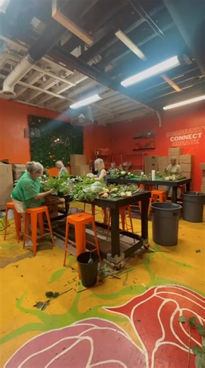 💐 Learning flower design is more than just arranging blooms. It is the first step toward a new career, the ability to start your own floral business, and the chance to work in weddings, events, or retail. At the American School of Flower Design, I, Michael Gaffney, teach techniques that open real opportunities in the floral industry. 📅 Find upcoming class dates here: https://www.flowerschool101.com/ #FlowerSchool #FloralDesign #FlowerArranging #AmericanSchoolOfFlowerDesign #FlowerSchool101 #Fl