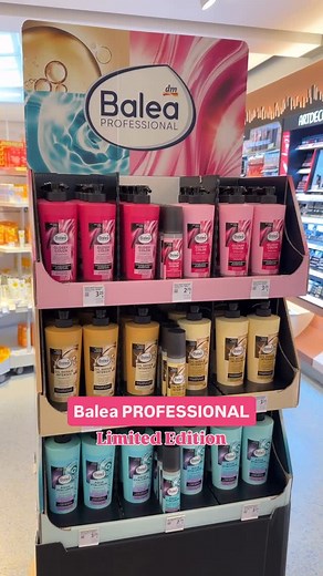 Balea on Instagram: "More care for your hair 💁‍♀️✨ Das ist das Motto unserer neusten Balea PROFESSIONAL Limited Edition, denn in dieser LE sind eure Haarpflege-Lieblinge mehr als doppelt so groß (250ml vs. 600ml) und kommen zudem mit praktischem Pumpspender daher 😍🧴 Ganz exklusiv findet ihr auf dem Display auch Express-Sprühspülungen aus der Glossy Color und der Aqua Hyaluron Serie, die sonst nicht im Haarpflege Regal zu finden sind 🥰 🩷 Glossy Color: für coloriertes und glanzloses Haar 💛 O