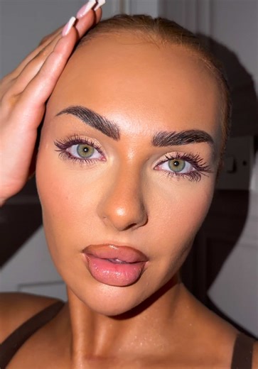 Simple Eye Makeup for Romantic Green Eyes