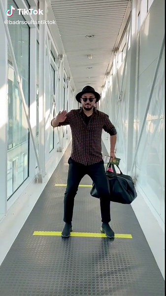 Airport Jet Bridge Dance: A Unique Farewell