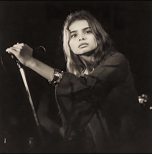 Hope Sandoval didn’t just lend her voice – she gave Mazzy Star its soul, a signature style recognized with just one breathy note. Her voice? It’s ethereal, alright. This isn’t just dripping honey; it’s the haunting whisper that tiptoes up your spine when the wind rustles through old memories, carrying the weight of emotions untold and wishes whispered into the night sky. The haunting twang of “Fade Into You” refuses to, well, fade, eternally etched in the minds of those who chanced upon it. ✍🏻M