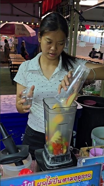 🇹🇭 Freshly Blended Mixed Fruit Juice in Thailand 😋🍹 #ThailandStreetFood