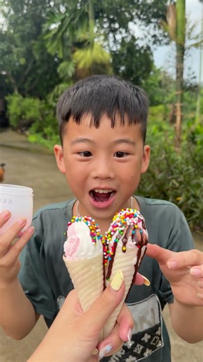 Thử thách nhắm mắt ăn kẹo ốc quế và socola cùng kẹo cốm siêu ngon của ba mẹ con😂😂 #shorts