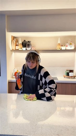 In 2025 we released more music than ever before! 🔥 And just like every year our team would love to share some of their favourite tracks with you and when they listen to them! 🤩 These are the favourites of @tresfablife, our Social Director 📱 In no particular order: 1. ‘In Circles’ by Lumin8, @wearehousearrestmusic & Afterglow 2. ‘High’ by @byond_bliss, @ackomusic & @raemusik 3. ‘Mama’ by @laceysongs, @musicby.lyon & @dinomileta.wav ft. @tastegood.music | ATLAST