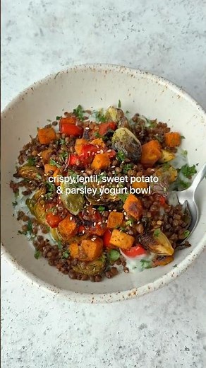 Crispy lentil, sweet potato & parsley yogurt bowl 🌿
