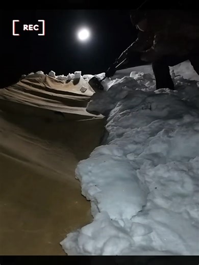 Building a Giant Snow Tunnel on a High Mountain for Survival #campinglife #campfire #snow #wilderness #survived #wintersurvival #wildernesssurvival #bushcraftskills #snowlife #shelterlife #survivalskills #outdoorliving #bushcraftshelter