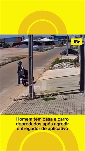 🏍️ Um homem teve o carro e a residência depredados após uma confusão envolvendo um entregador do iFood. Segundo relatos que circulam nas redes sociais, o desentendimento teria começado depois que o entregador buzinou para avisar sobre a chegada de um pedido e acabou sendo agredido pelo morador. 🧱 Após o episódio, outros entregadores teriam se reunido no local e apedrejado o veículo e o imóvel do suposto agressor. Publicações nas redes estimam o prejuízo em cerca de R$ 50 mil. Até o momento, nã