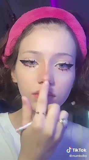 Makeup Tutorial: Grankova Makeup Showdown with Mumbolby