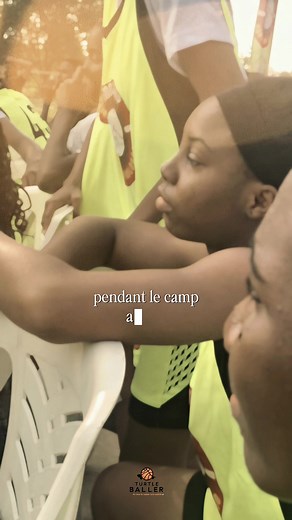 ✨ Le camp Alumni, c’était notre tout premier événement. Voir autant de jeunes espoirs du basketball de l’Estuaire, venus de leurs clubs respectifs pour ne former qu’un et apprendre ensemble, reste un moment fort. Mais au milieu de tous ces talents, une histoire a retenu notre attention : celle de Yacine. Sourde et muette, beaucoup auraient pensé qu’elle n’avait pas sa place ici… et pourtant, elle est là. Elle joue, elle apprend, elle s’intègre. Peut-être assistons-nous pour la première fois à la