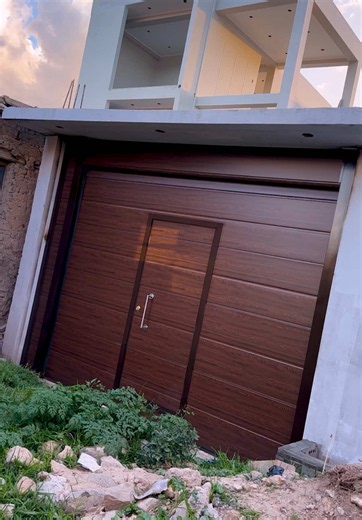 Puerta seccional con puerta incorporada: acceso rápido y eficiencia