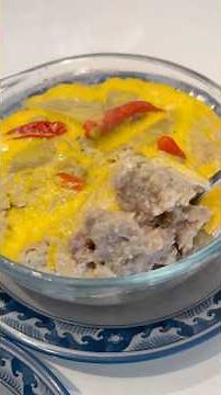 Porc haché avec du poisson « Trei Pma » séché, cuit à la vapeur, accompagné de riz blanc légumes