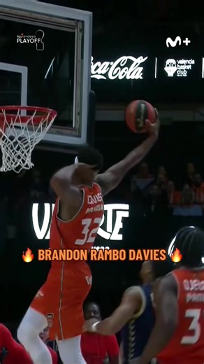 ¡Brandon Rambo Davies sorprende al cartero en un emocionante partido de baloncesto!