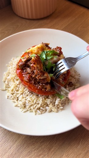 Des poivrons farcis, une recette rapide et exceptionnelle! Ingrédients: - 500g de viande hachée - 3 gros poivrons - deux petits oignons coupés finement ou un grand oignon c’est parfait - sel, poivre, paprika, un filet d’huile d’olive, une gousse d’ail finement hachée - du coulis de tomates (250ml) environ - 200g de fromage mozzarella râpé - de la coriandre Je commence par préparer ma farce en faisant revenir mes oignons et la viande hachée avec les épices une dizaine de minutes Je rajoute mon co