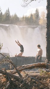 What’s going on here?🤔 Other than completely natural and smooth walking by @haakonodden 😆 Move: press to chest stand/inverted locust #mobilitytraining #yogainspiration #flexibility #backbend | Berg Movement