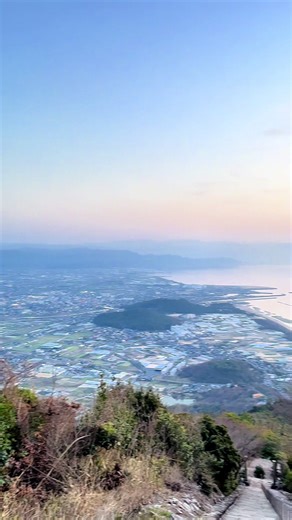 天空の鳥居って聞くだけで、ちょっとワクワクしますよね。 山の上や高台にポツンと立っていて、鳥居の向こうに空や海、街並みが一気に広がるのが最大の魅力です。まるで空に続く入口みたいで、「ここ本当に日本？」って思うほど開放感がありますよね⁈ 天気がいい日は特に最高で、青空と鳥居の組み合わせは写真映えも抜群。最近はSNSで話題になることも多くて、観光スポットとしても人気です。 ただ、だいたい山の上にあるので、行くまでがちょっと大変なところも多め。でも、その分たどり着いたときの達成感はかなりあります。静かに景色を眺めていると、観光地というより「特別な場所に来たな」って気分になります。私は30分以上ずっと眺めていました。 景色を楽しみつつ、自然と気持ちがスッと落ち着く。 それが天空の鳥居のいちばんの良さかもしれません。是非行ってみてください‼︎ #天空の鳥居 #四国旅行 #香#香川県絶景スポット