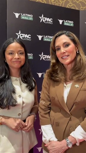 LATINO WALL STREET 🏦 on Instagram: "¡Recordando un momento poderoso de nuestra última Conferencia Anual en Miami junto a María Elvira Salazar! 🎙️ La comunidad hispana ya no pide espacio — lo conquista con trabajo, liderazgo y dignidad. Nuestra voz se escucha donde se toman las decisiones que cambian vidas; sin miedo, sin victimismo, con convicción. Este 10 de febrero, conoce a @kassandra.brambila y a los líderes hispanos que están transformando el rumbo de Estados Unidos en nuestra Gala Hispan