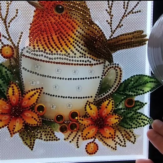 This hanger is finito. I'm using modge podge spray to finish it off. #diamondart #diamondpainting #birbs #hanger #birds