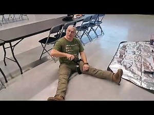 pose garrot aero Healthcare RST Rapid Stop Tourniquet avec ouverture rapide à une seule main.