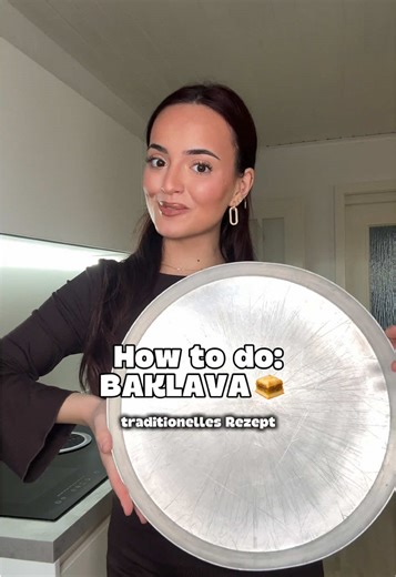 Baklava nach alter albanischer Tradition 🤍 das ist das beste Baklava Rezept von meiner Uroma🥺💕 Rezept für Form ⌀ 45: Teig: -500g Mehl -60ml Sonnenblumenöl -60ml Milch -5 Eier Mehlgemisch zum ausrollen: -100g Mehl -200g Speisestärke Schichten: 60g Zucker 350g Walnüsse 250g süßrahm Butter Zuckersirup (Sherbet): 1L Wasser 1L Zucker Markiert mich, wenn ihr das nachmacht & falls ihr Fragen habt meldet euch🤍🤍 #baklava #rezept #albanischesessen #kochen