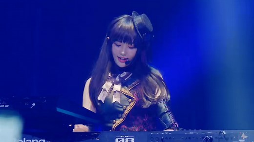 新生的Roselia，就从这里重新绽放了，12人的Roselia参上！当non酱登场，Louder的演奏中再次涌现出键盘的声音时，我们的R组迎来了重生。