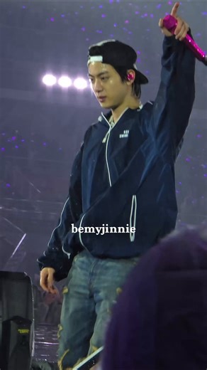 A OP disse Jin queria vir para a área que ela estava e a equipe o avisou que era perigoso. Ele disse "tudo bem (gwenchana)" e controlou a multidão sozinho.Agora pensem aqui: se todo mundo for educado, RESPEITAR o limite que ele colocou e esperar sua chance de estar perto dele, terão mais oportunidades de isso aqui acontecer novamente. Mas se não respeitarem os limites, como alguns fizeram na RUNSEOKJIN_EP.TOUR, vão perder momentos como esse (de novo) e fazer outras pessoas perderem esses momento