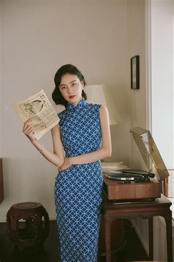 Vintage Hong Kong Cotton Sleeveless Qi Pao: Darted, Half-Open Front, Mid-Length