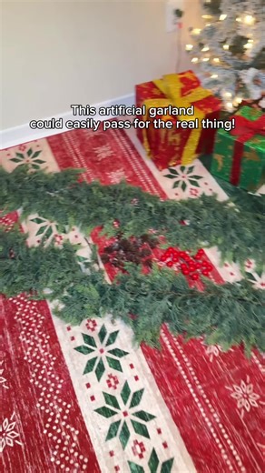 This artificial garland looks so real and it’s absolutely beautiful! #Garland #ChristmasDecor