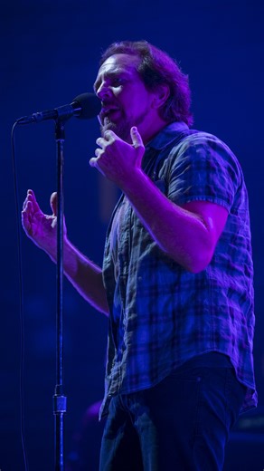 Perrombo on Instagram: "✨ “Footsteps” by Pearl Jam: The Desolate End of a Tragedy Dive into the dark and emotional B-side of the “Jeremy” single. “Footsteps” is the somber epilogue to Eddie Vedder’s famous “Mamasan Trilogy” (along with “Alive” and “Once”). The song transports you to the cell of a man condemned to death, the same protagonist of the trilogy, reliving his life of crime and desolation. 🔥 What makes it special: * Its melody is the basis for “Times of Trouble” by Temple of the Dog (a