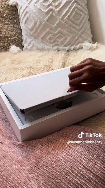 Unboxing the New MacBook Pro: Aesthetic Insights