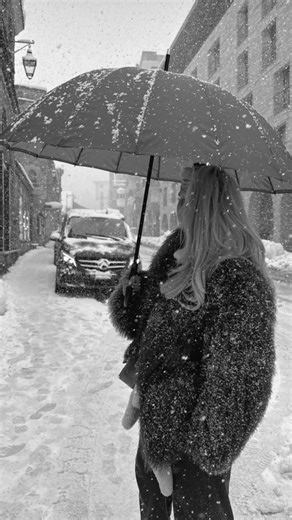 Harvard geneticist and longevity researcher Dr. David Sinclair has officially crossed a historic threshold. For the first time, the FDA has cleared a human clinical trial using partial epigenetic reprogramming to restore youthful function to aging cells. This work is based on a simple but radical idea: aging isn’t just wear and tear. It’s a loss of cellular information. Your DNA stays the same, but over time cells forget how to behave. Epigenetics is about how genes are read, not changing the ge