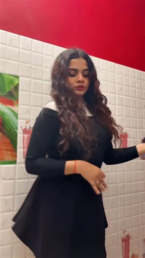 🖤 Dudê 🖤 on Instagram: "Since everyone eating a Saree, Why should i stay hungry? 👀✨"