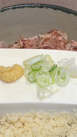 箱根そばの夏の風物詩、豆腐一丁そば🎐初めてこの商品を知った人にかなりの確率で聞かれるのが「どうやって食べるんですか⁉️」だったりしますぞ🤔食べ方は無限大❣️あなた次第‼️豆腐一丁そばビギナーさんに向けて、フォロワーの皆さまのおすすめをぜひコメントで教えてくださぁぁぁい💪💪💪