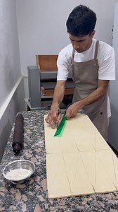 Ciro`s on Instagram: "Día 2 Cortamos croissant 🔪🥐 #croissant #cirosbakery"