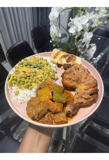 Ftari ya mchongo , wee ungekua na 1hr ya kupika kabla ya muda wa ftari ungepika nini 🙇🏽‍♀️ *KUKU WA KUKAANGA INGREDIENTS Salt,cumin, curry powder, coriander powder, chili flakes, chili powder, small amount of turmeric garlic,lemon juice. *NJEGERE INGREDIENTS kaanga kitunguu and curry leaves 🍃 tia garlic and curry powder, tia one large tomato kaanga mpaka iive then tia njegere and carrots na hoho na pilipili then tui la nazi likiiva tia tui bubu kwa awamu 2 *NYAMA YA BIRINGANYA INGREDIENTS Kit