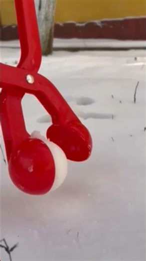 Snow in my hands — a perfect ball in 5 second 💙 #snowball #winter2026 #shorts #relaxvideo