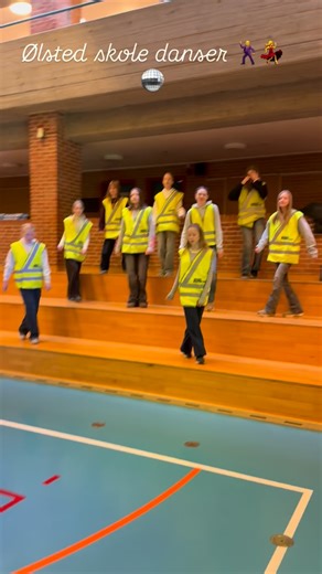 Vi danser sammen med skolepatruljen, tak for besøget til lokal politi,SSP og Anton fra kommunalbestyrelsen #ølstedskole #skolepatrulje #vifejrer #sammenervibedst #lidtmereendenlandsbyskole | Ølsted Skole, Halsnæs