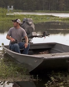 Arrastrar a una bestia de casi tres metros por la tierra es una cosa... Pero subir un cocodrilo de tres metros al bote sin ayuda es todo un reto. 📺 Todo esto y más en tu pantalla de History #AmosDelPantano | HISTORY
